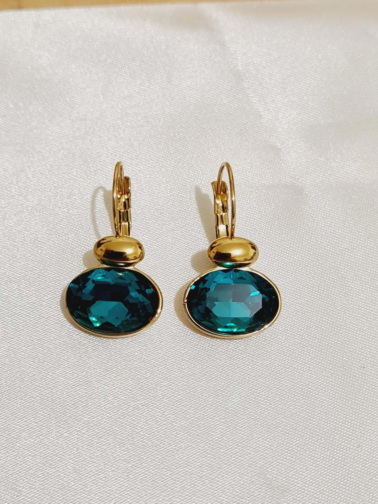 Boucles d'oreilles dorées cristaux verts émeraude  – photo 2